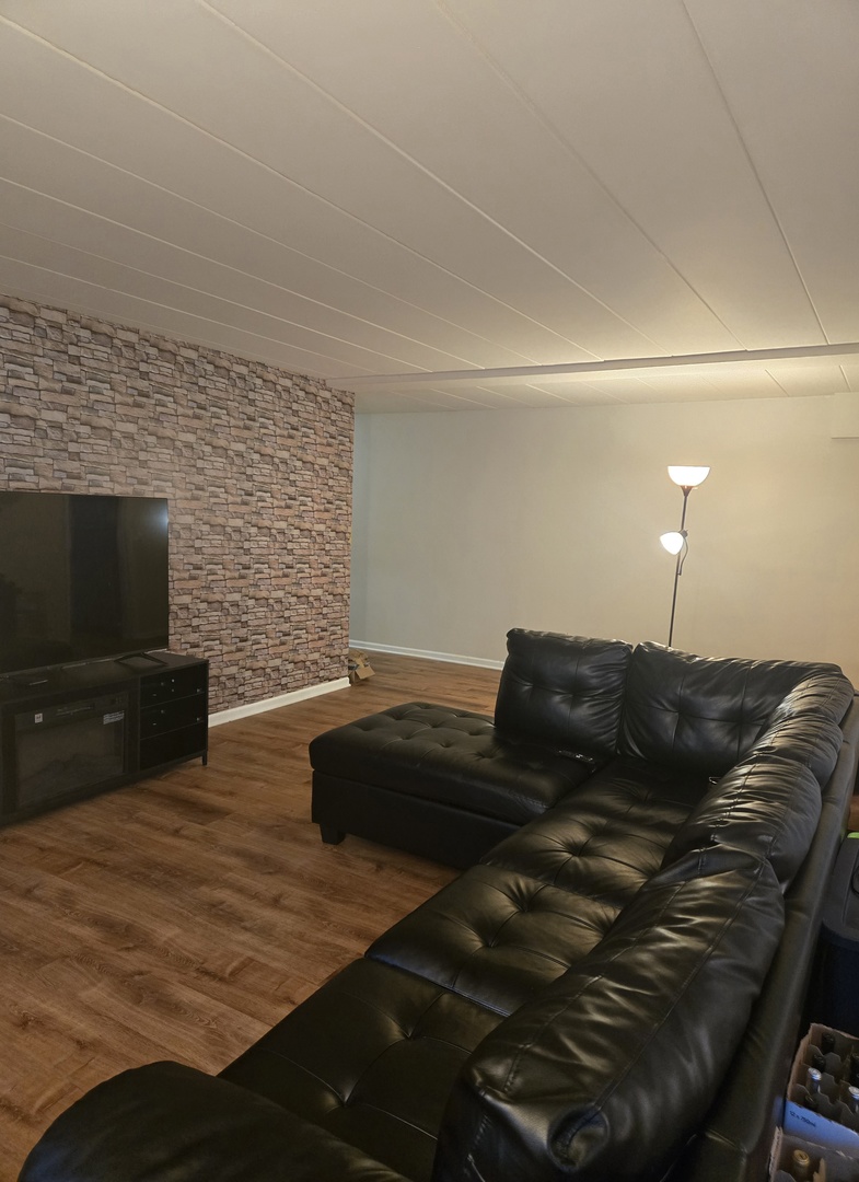 1141 Leavitt Avenue, Unit 115 Flossmoor, IL 60422 - Photo 6 of 18 a living room with furniture and a flat screen tv