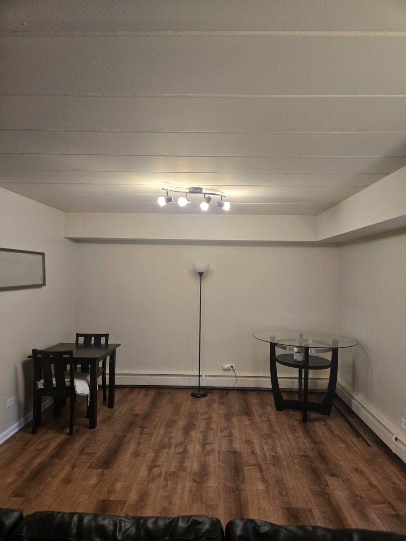 1141 Leavitt Avenue, Unit 115 Flossmoor, IL 60422 - Photo 7 of 18 a view of a livingroom with chairs