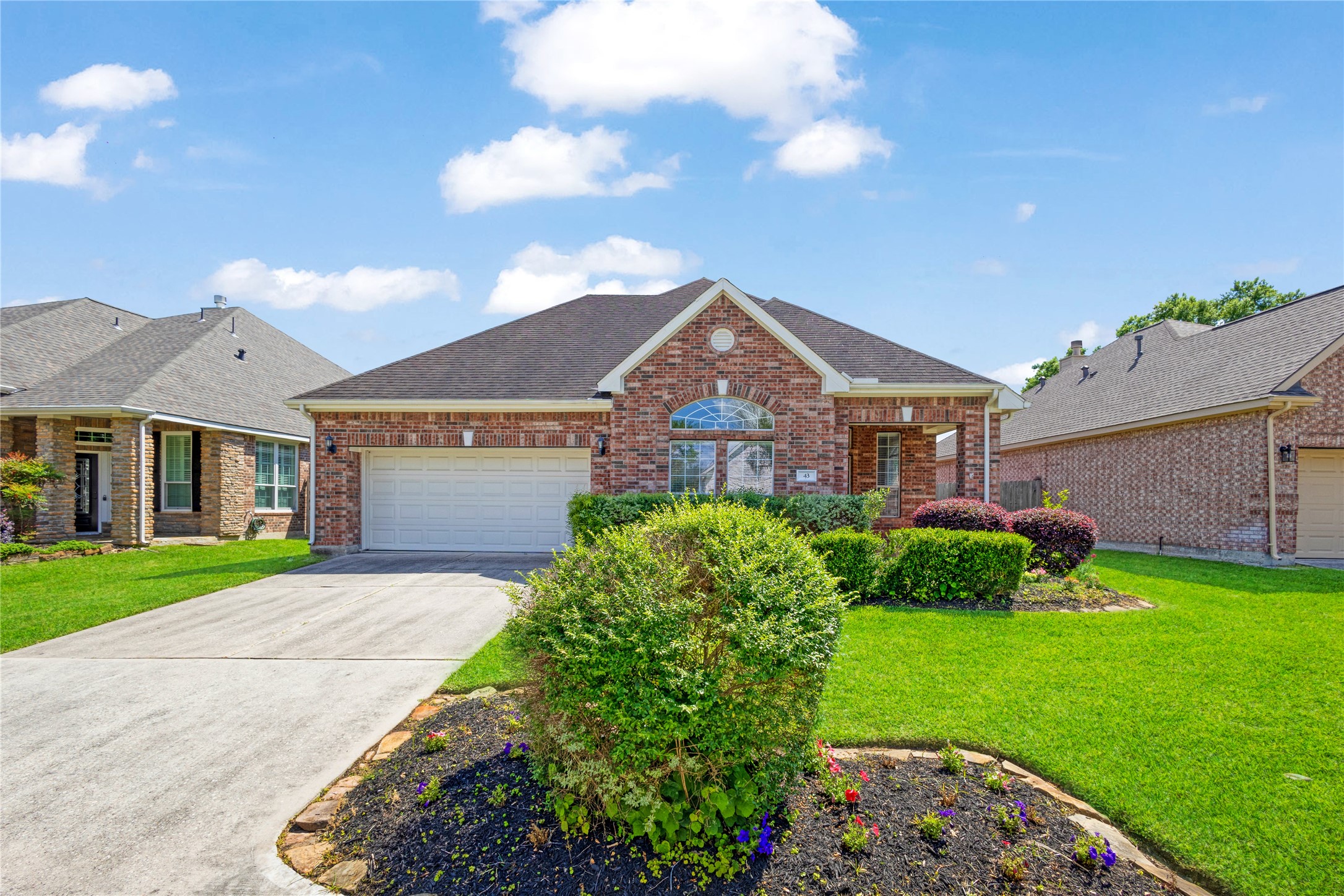 43 Tarrytown Way Conroe, TX 77384 - Photo 2 of 41 a front view of a house with garden