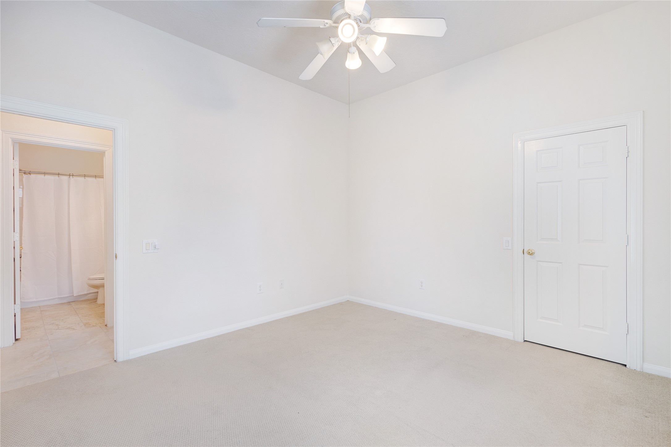 43 Tarrytown Way Conroe, TX 77384 - Photo 30 of 41 an empty room with a chandelier fan