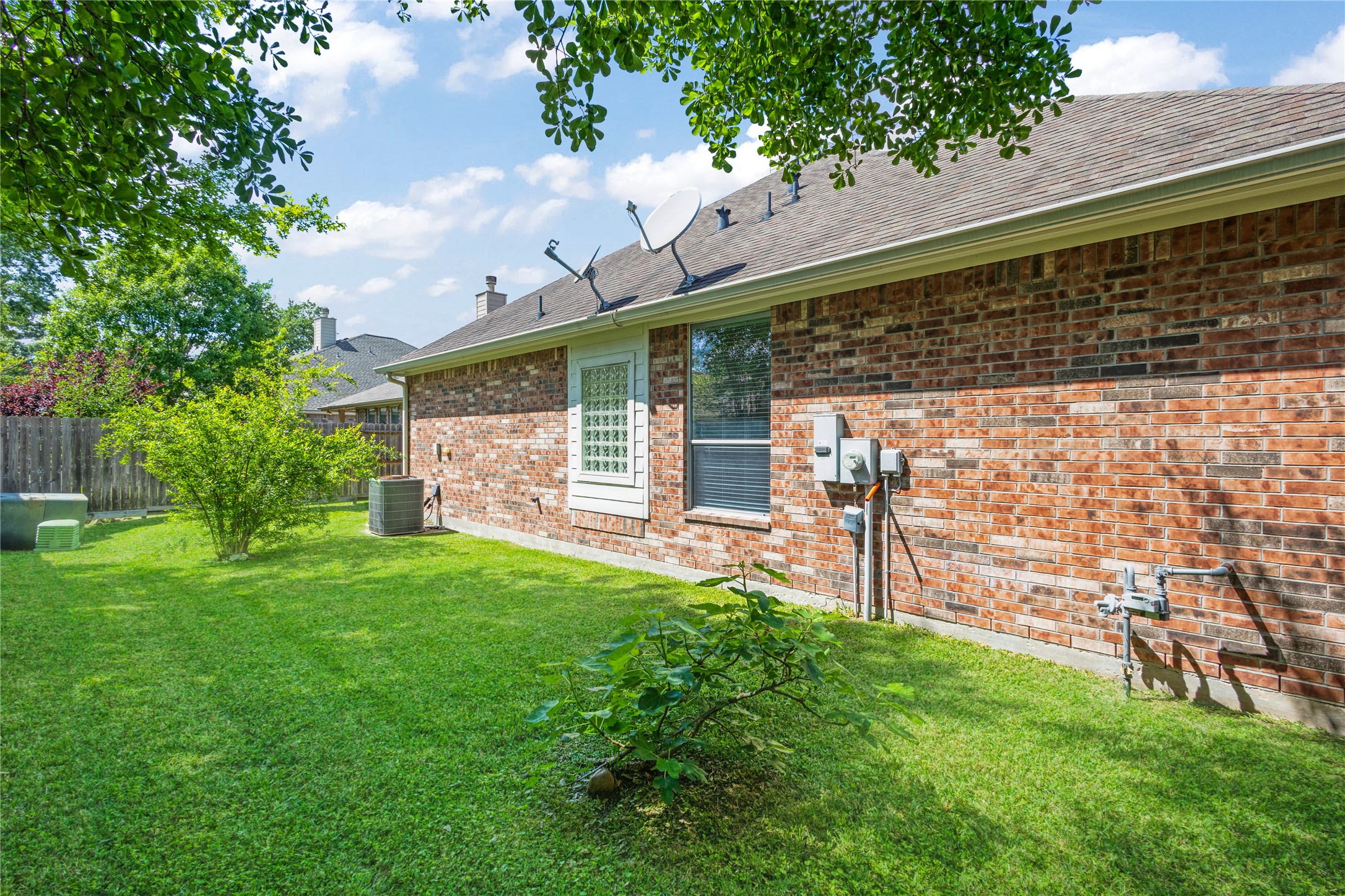 43 Tarrytown Way Conroe, TX 77384 - Photo 38 of 41 a front view of a house with a garden