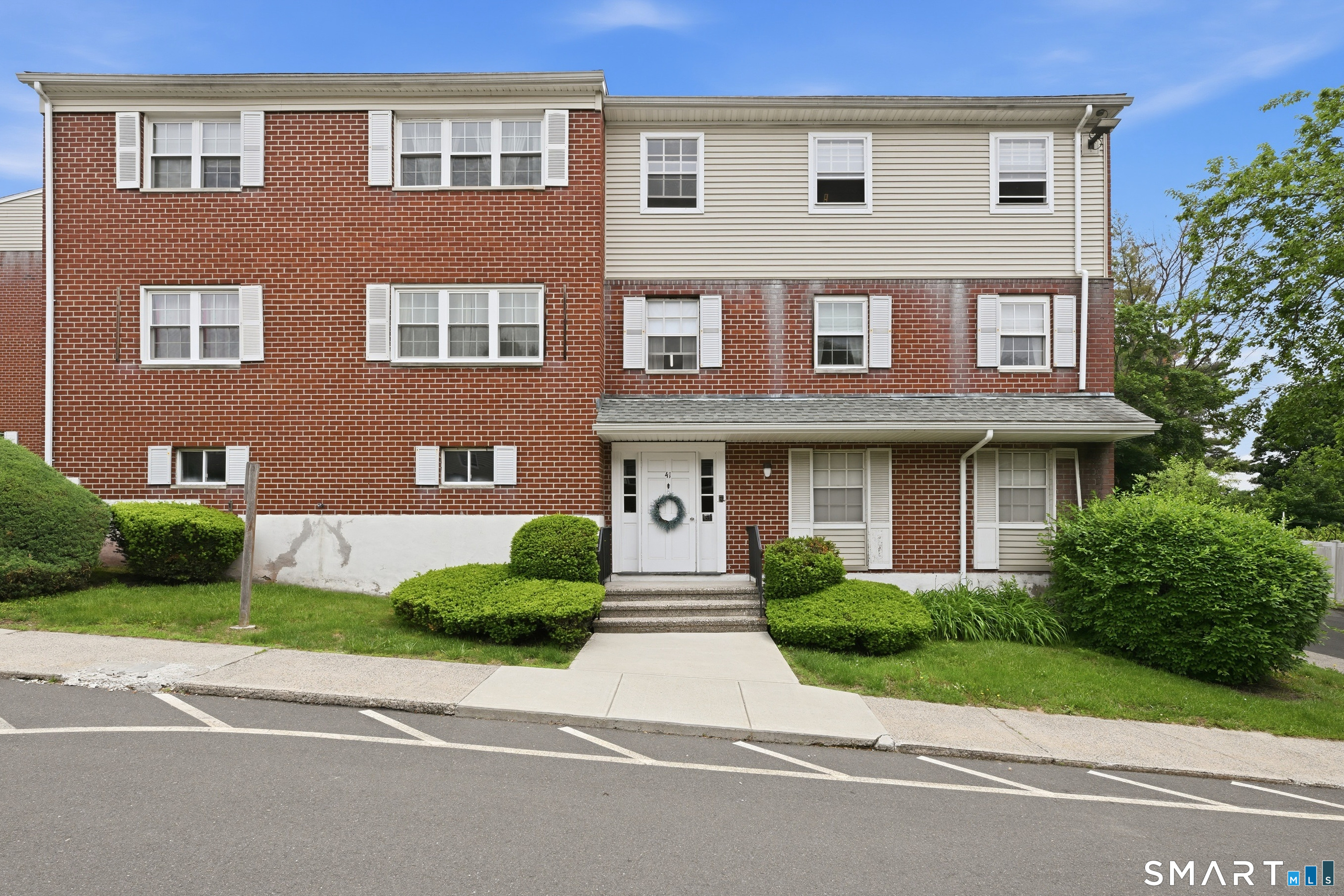 50 Greenhouse Road, Unit 41D Bridgeport, CT 06606 - Photo 1 of 20 a front view of a house with a yard and garage