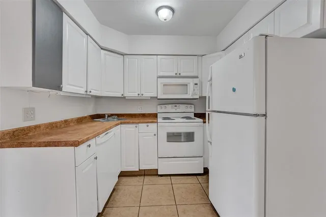 $2,750 | 26 Wimbledon Lakes Drive, Unit 248, Plantation, FL 33324