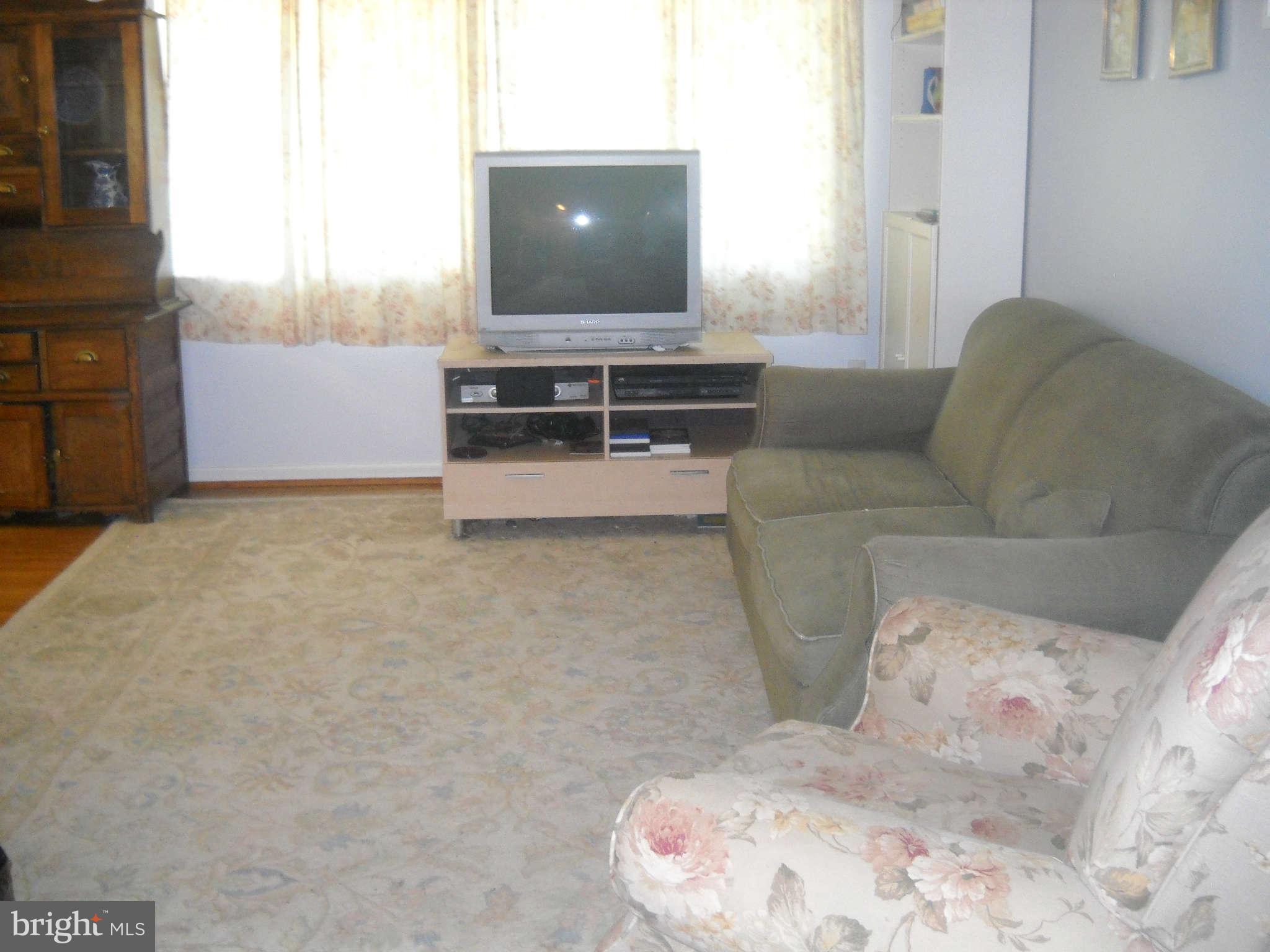 12919 Sturbridge Road Woodbridge, VA 22192 - Photo 17 of 26 Living Room