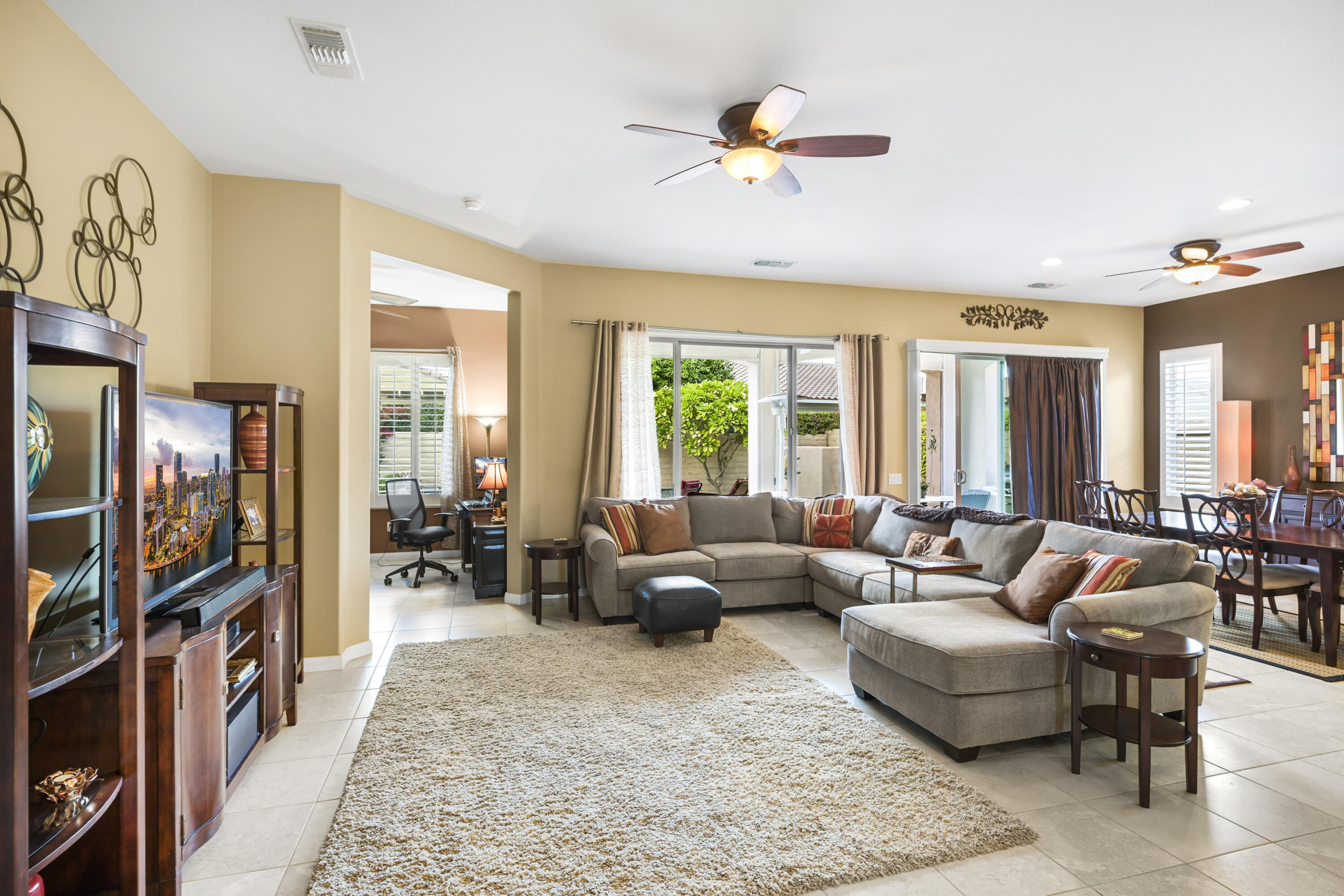 40267 Calle Ebano Indio, CA 92203 - Photo 5 of 48 a living room with furniture and a flat screen tv
