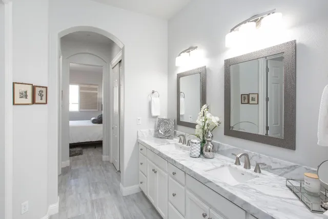 a en suite bathroom with a double vanity sink and mirror