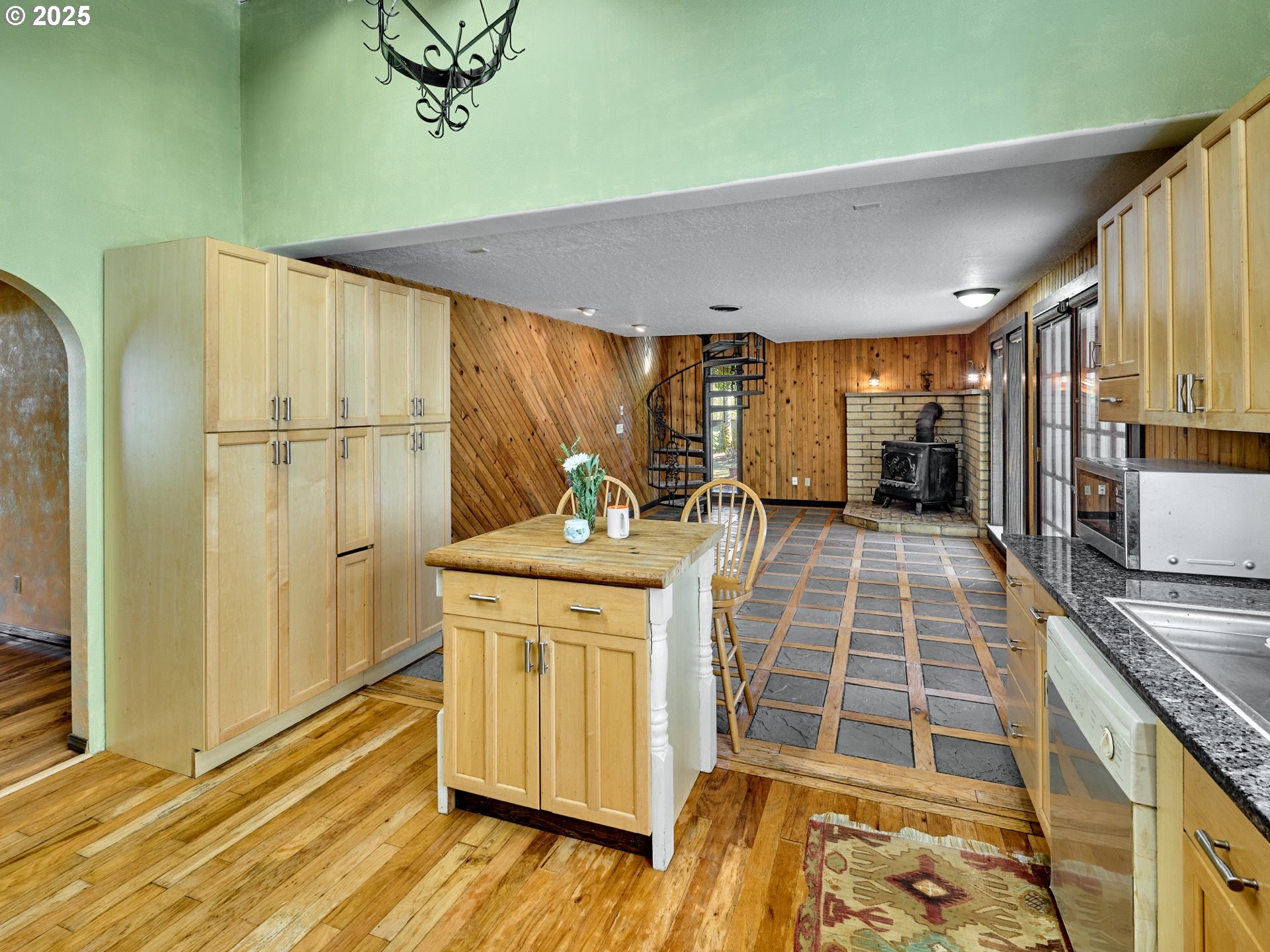 940 Southwest Main Avenue Mill City, OR 97360 - Photo 11 of 41 Kitchen