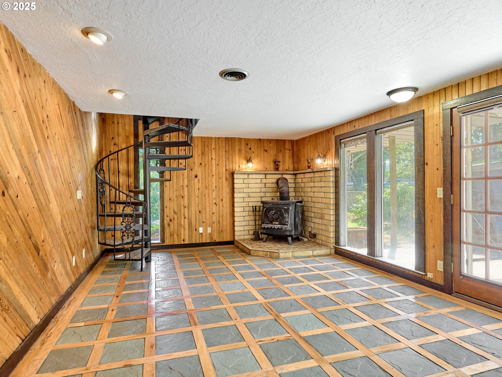 940 Southwest Main Avenue Mill City, OR 97360 - Photo 12 of 41 Family Room