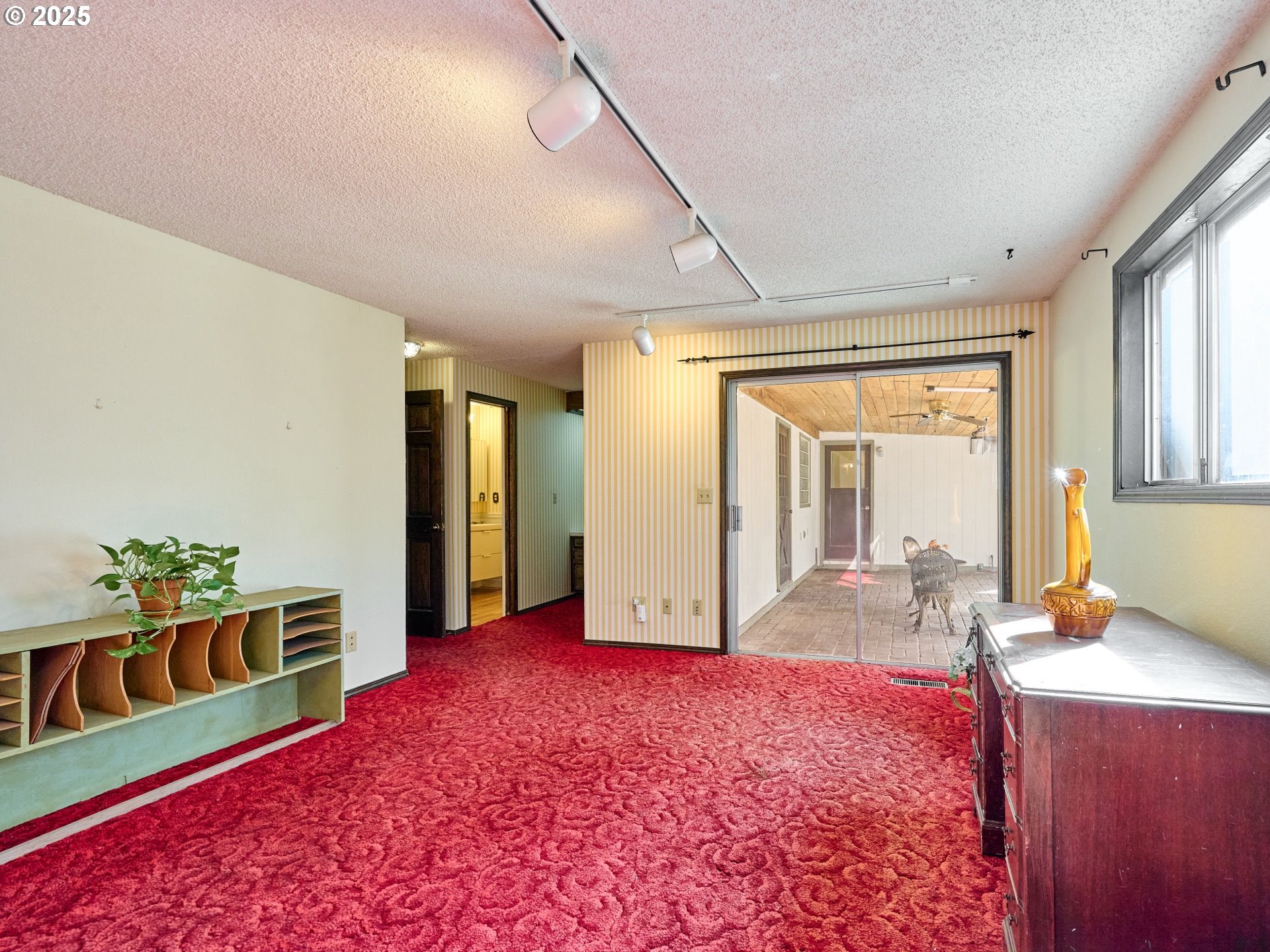 940 Southwest Main Avenue Mill City, OR 97360 - Photo 15 of 41 Primary Bedroom