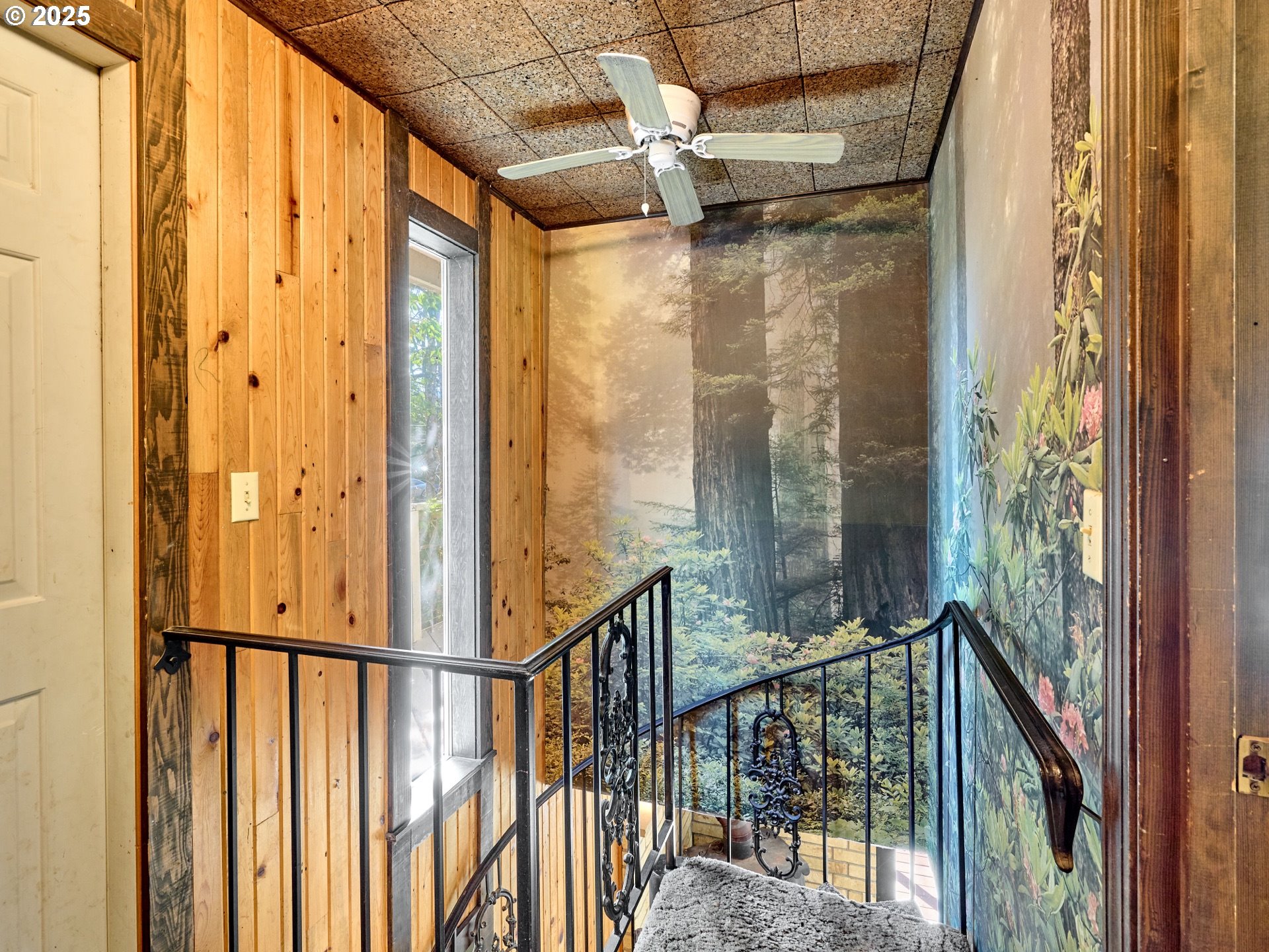 940 Southwest Main Avenue Mill City, OR 97360 - Photo 22 of 41 Staircase