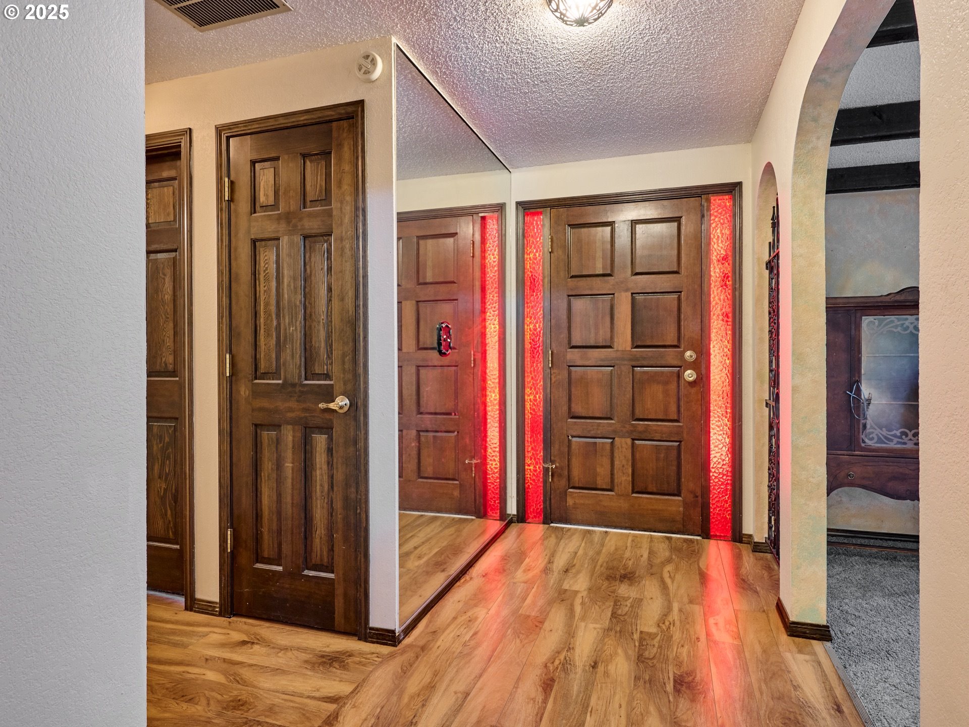 940 Southwest Main Avenue Mill City, OR 97360 - Photo 3 of 41 Entrance/Foyer