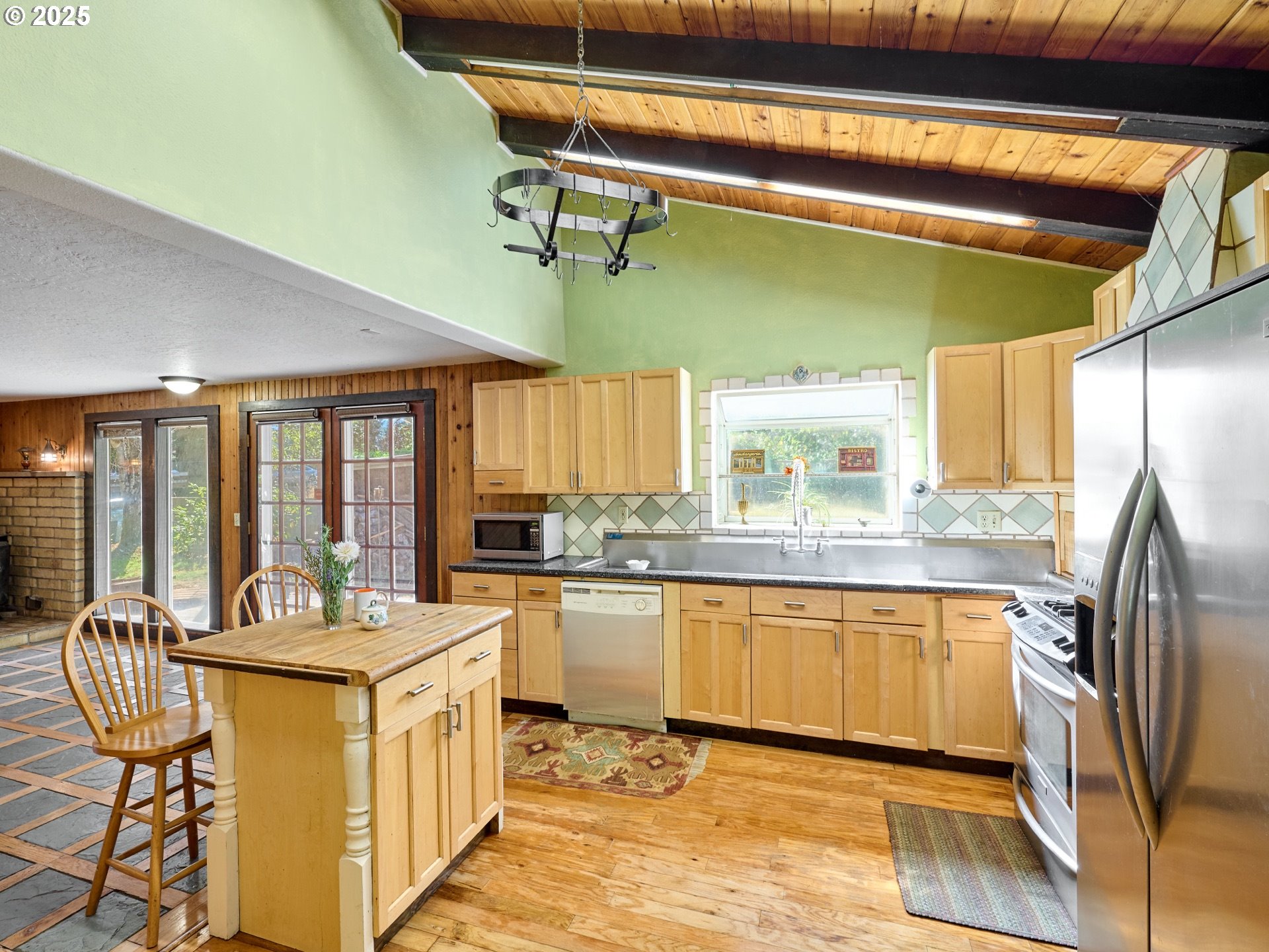 940 Southwest Main Avenue Mill City, OR 97360 - Photo 7 of 41 Kitchen