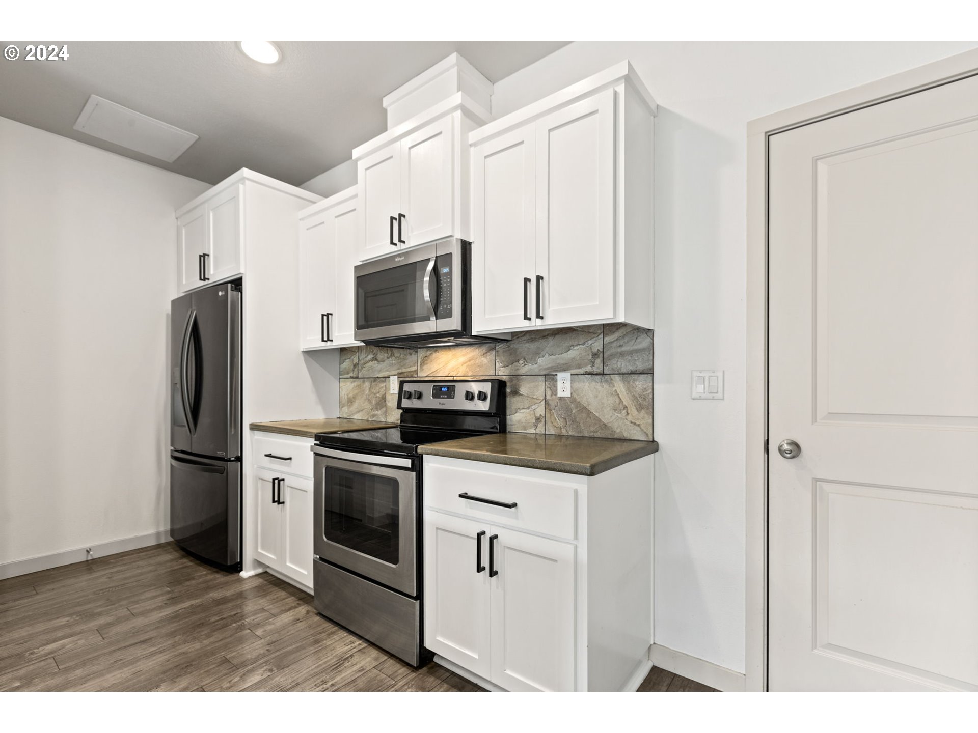 117 North 44th Place Ridgefield, WA 98642 - Photo 11 of 30 a kitchen with stainless steel appliances a stove microwave and refrigerator