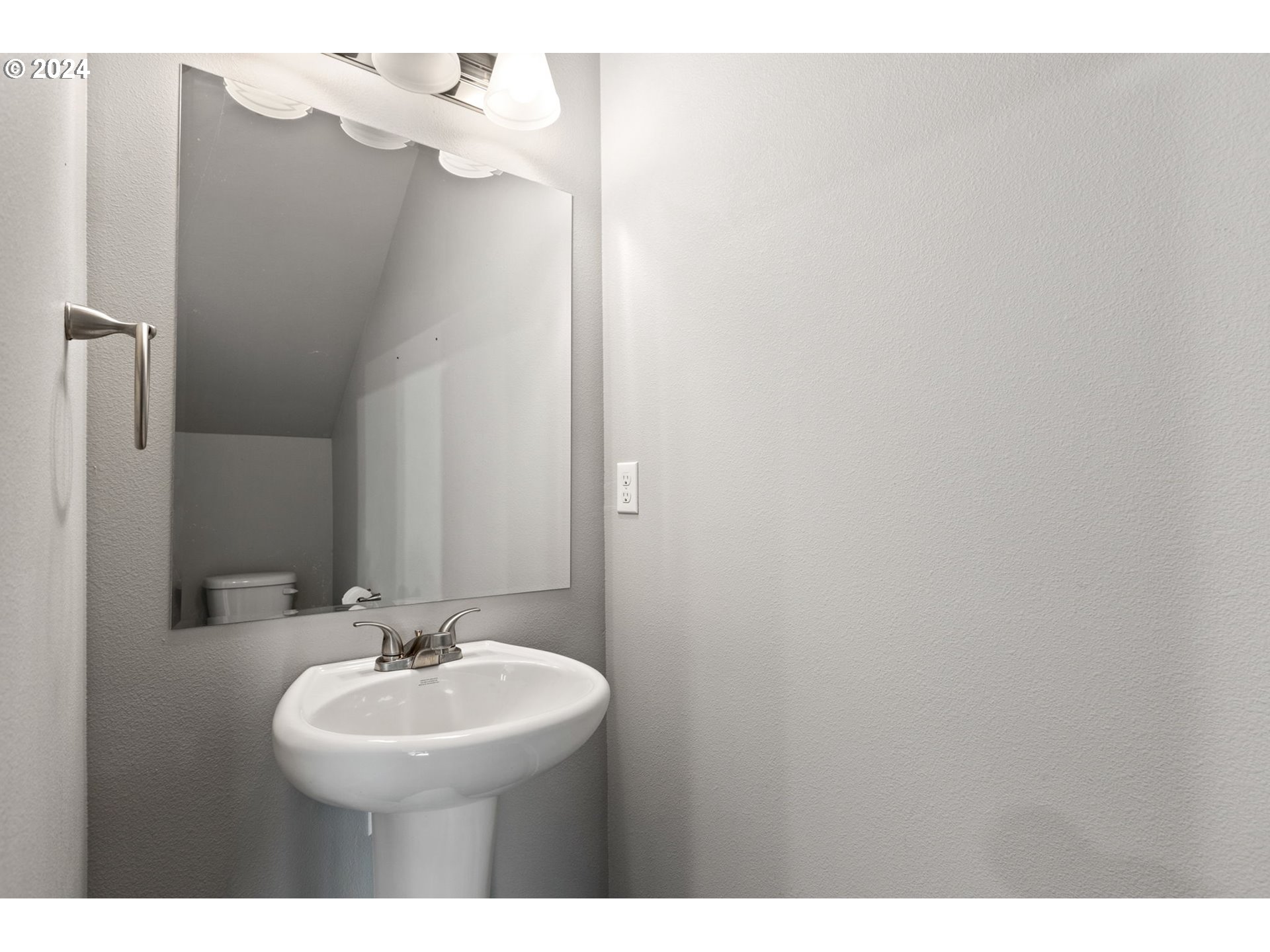 117 North 44th Place Ridgefield, WA 98642 - Photo 13 of 30 a bathroom with a sink and a mirror