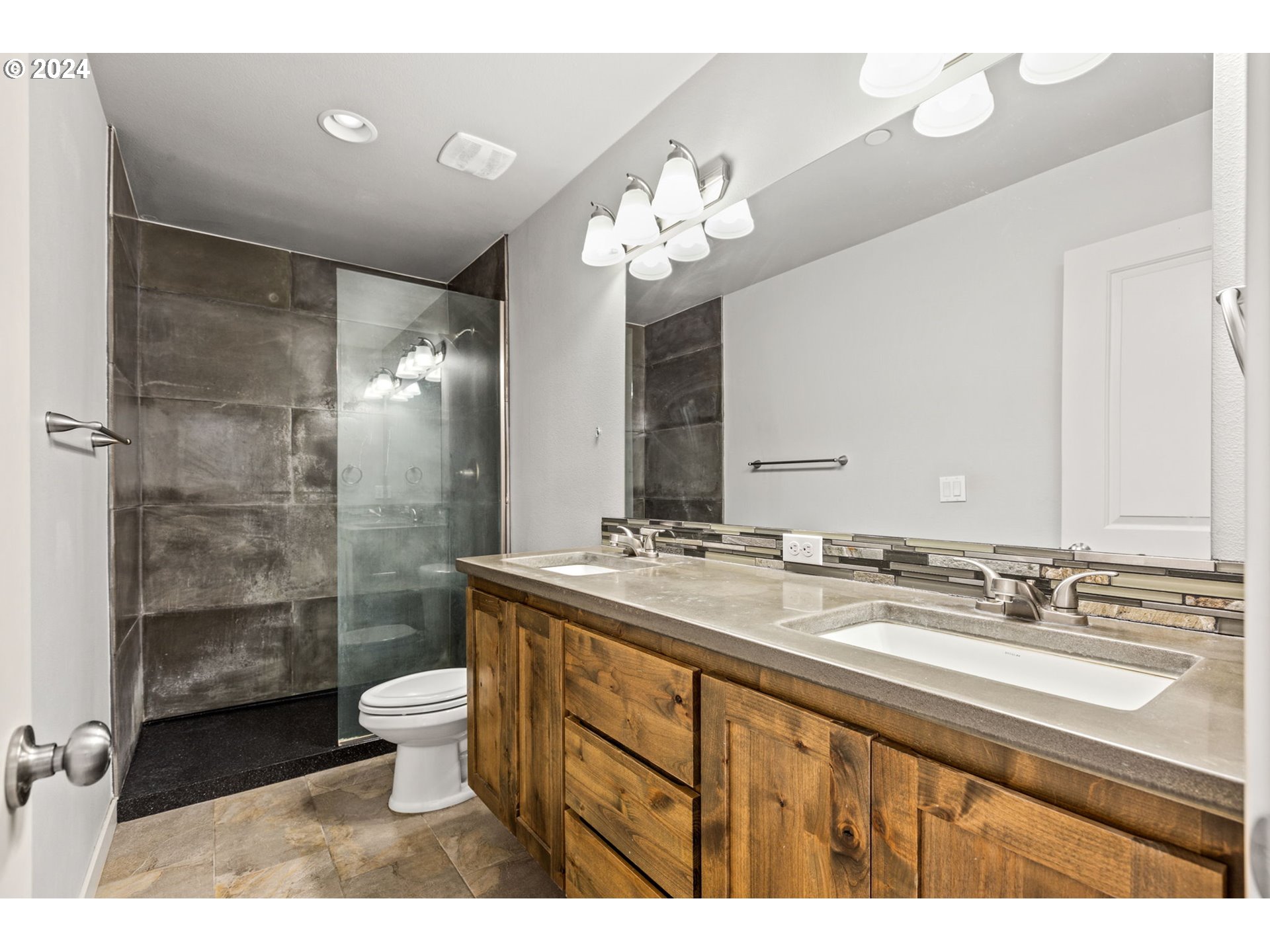 117 North 44th Place Ridgefield, WA 98642 - Photo 22 of 30 a bathroom with a sink a toilet a mirror and shower