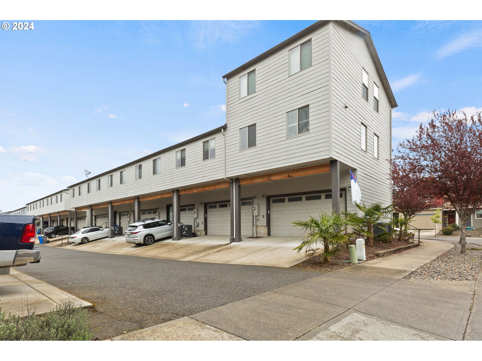 117 North 44th Place Ridgefield, WA 98642 - Photo 29 of 30 a front view of building with cars parked