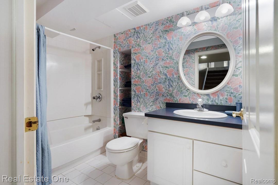 4727 Rivers Edge Drive Troy, MI 48098 - Photo 33 of 42 4727-Rivers-Edge-Dr-41.jpg