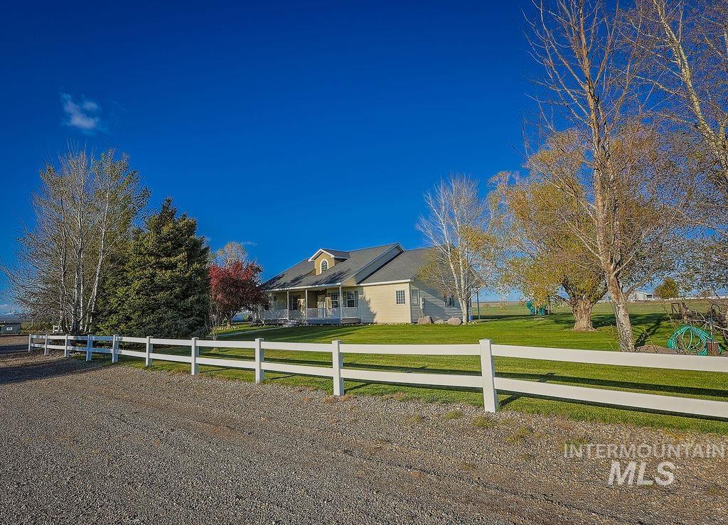 24 Harris Circle Shoshone, ID 83352 - Photo 3 of 39 View of front of home with a porch