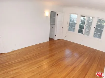 a view of a back yard