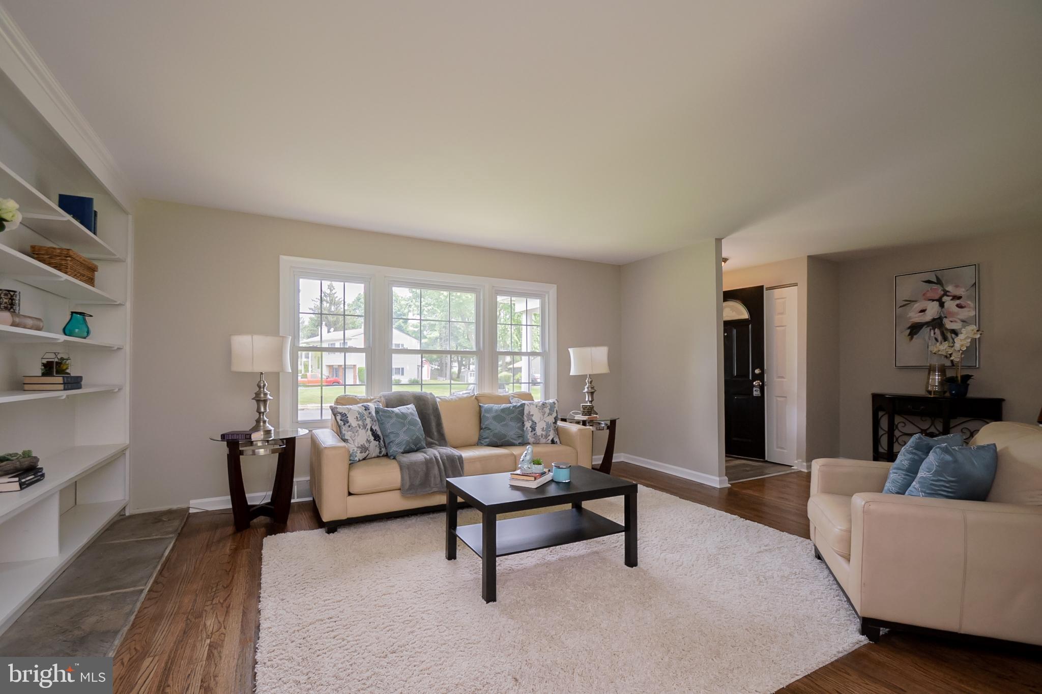 435 Hidden Valley Road Aston, PA 19014 - Photo 5 of 27 Living Room