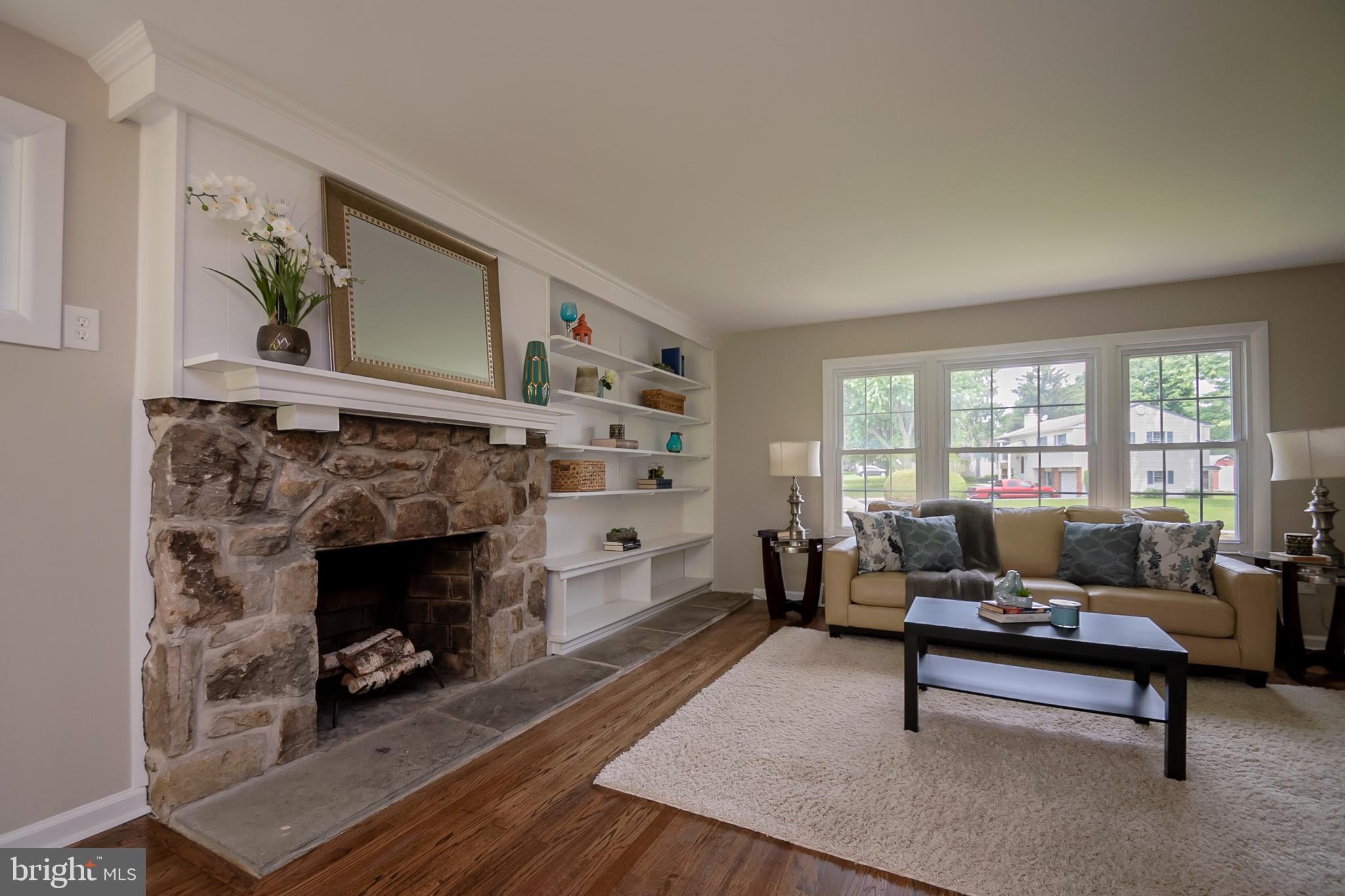 435 Hidden Valley Road Aston, PA 19014 - Photo 6 of 27 Living Room