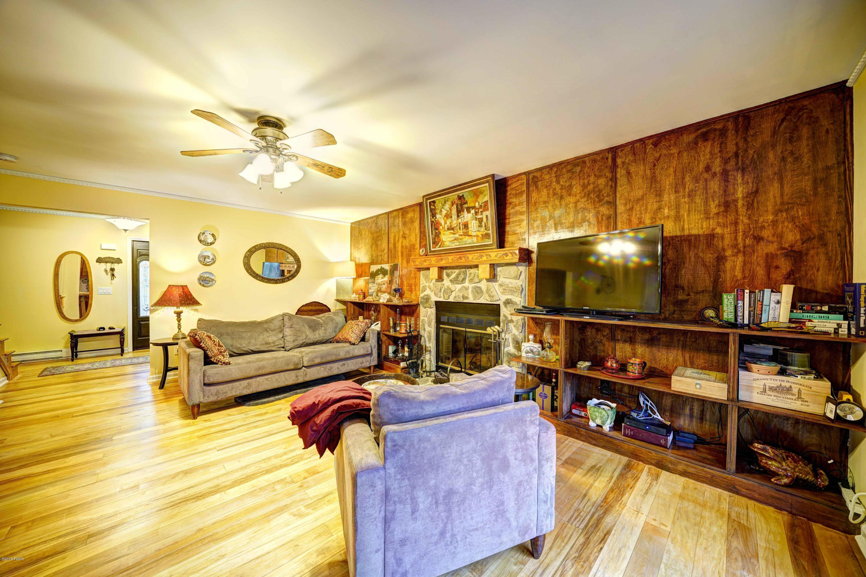 248 Lakeview Road Lackawaxen, PA 18435 - Photo 10 of 26 Livingroom