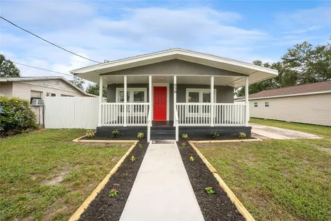 a view of a house with backyard