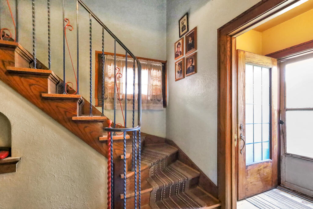 1107 Columbus Street Manitowoc, WI 54220 - Photo 3 of 16 IMG_9968