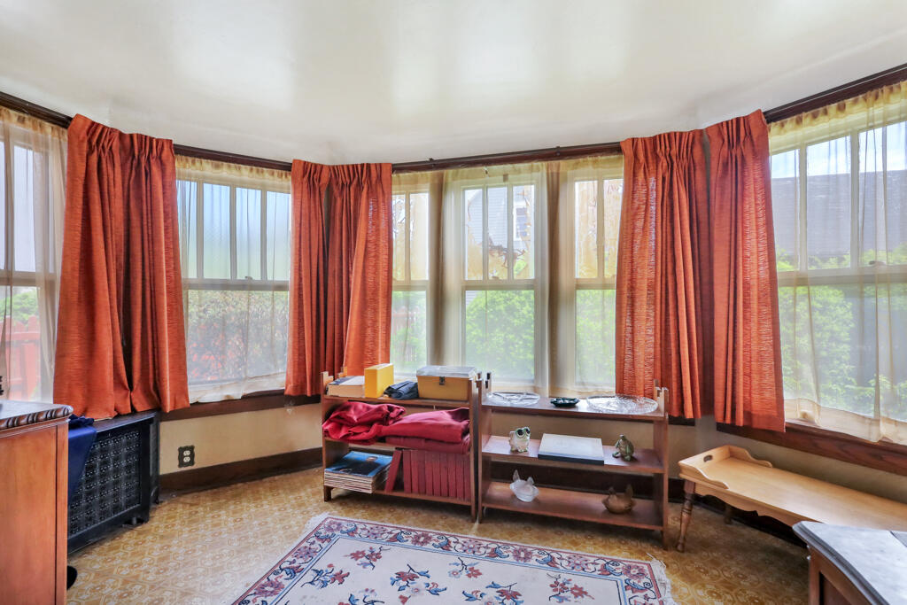 1107 Columbus Street Manitowoc, WI 54220 - Photo 6 of 16 IMG_9982