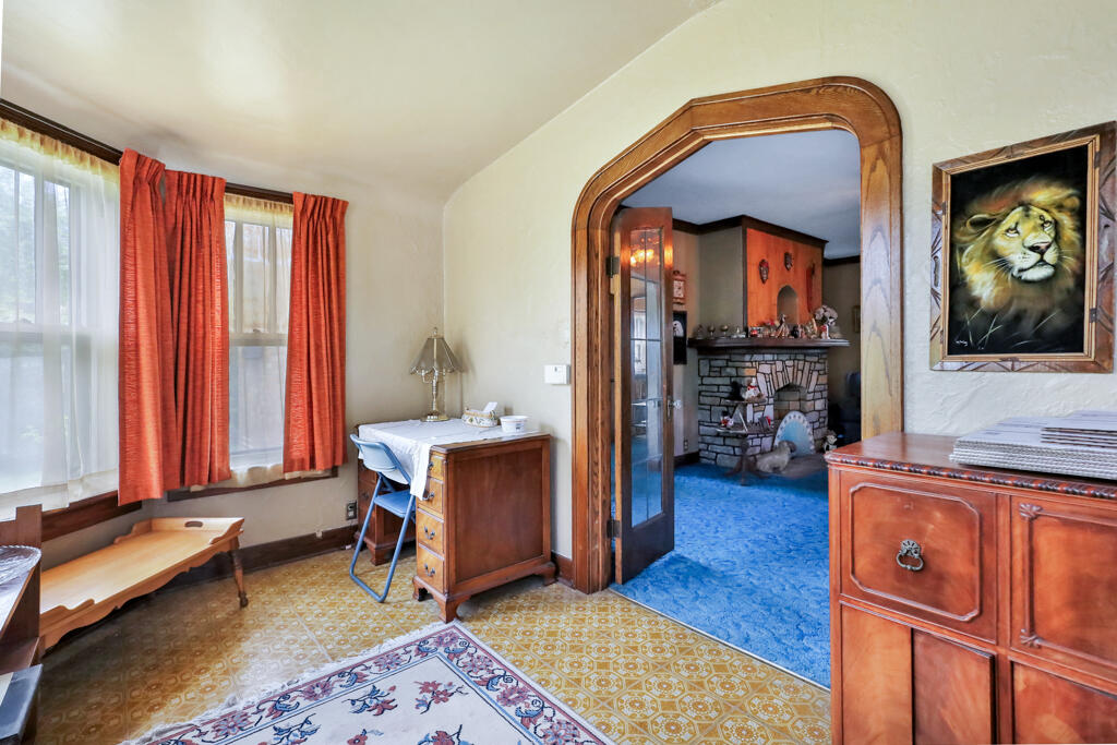 1107 Columbus Street Manitowoc, WI 54220 - Photo 7 of 16 IMG_9985