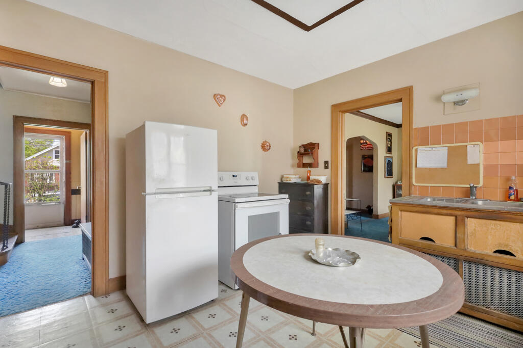 1107 Columbus Street Manitowoc, WI 54220 - Photo 10 of 16 IMG_9994