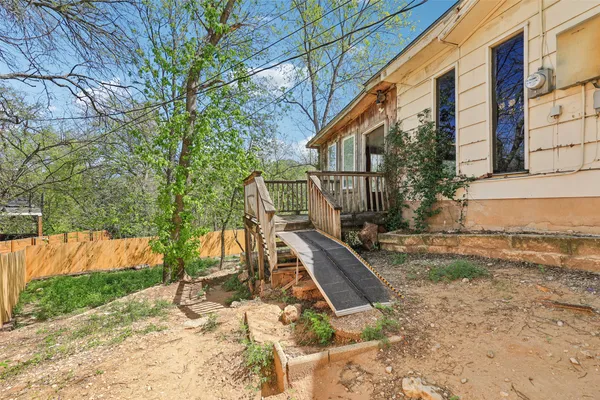 a view of a house with backyard and trees