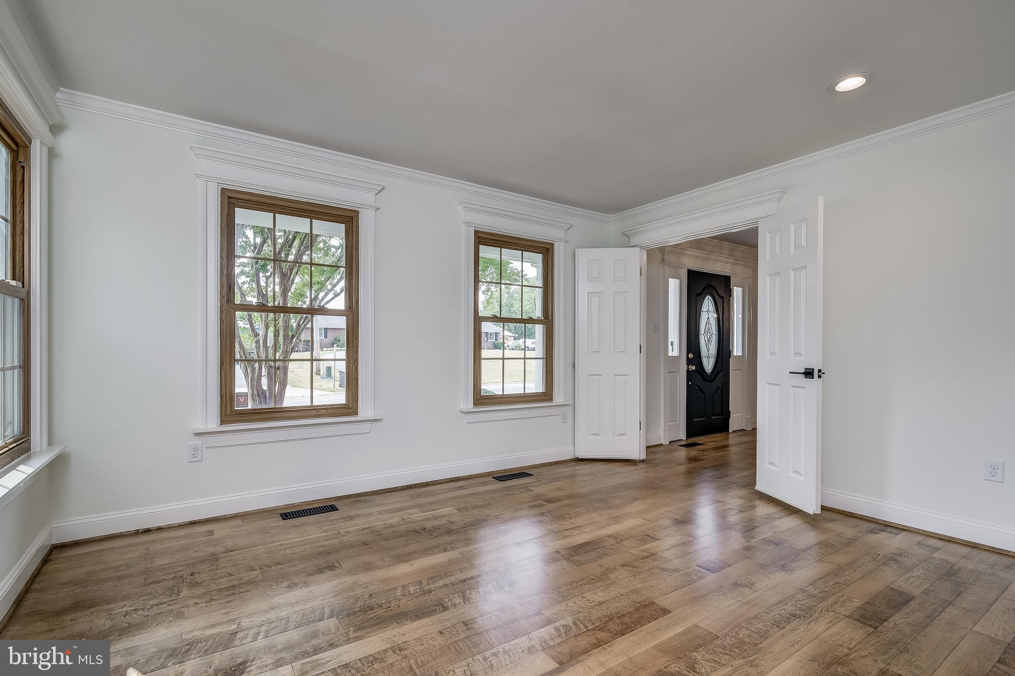24505 Welsh Road Gaithersburg, MD 20882 - Photo 10 of 61 Living Room