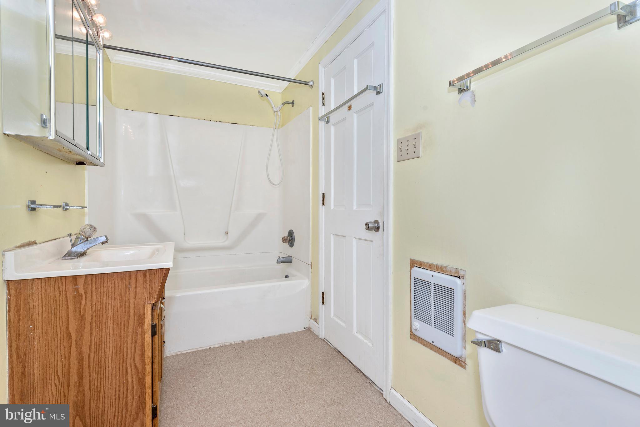 9604 Liberty Road Frederick, MD 21701 - Photo 17 of 30 Ful bath on main level