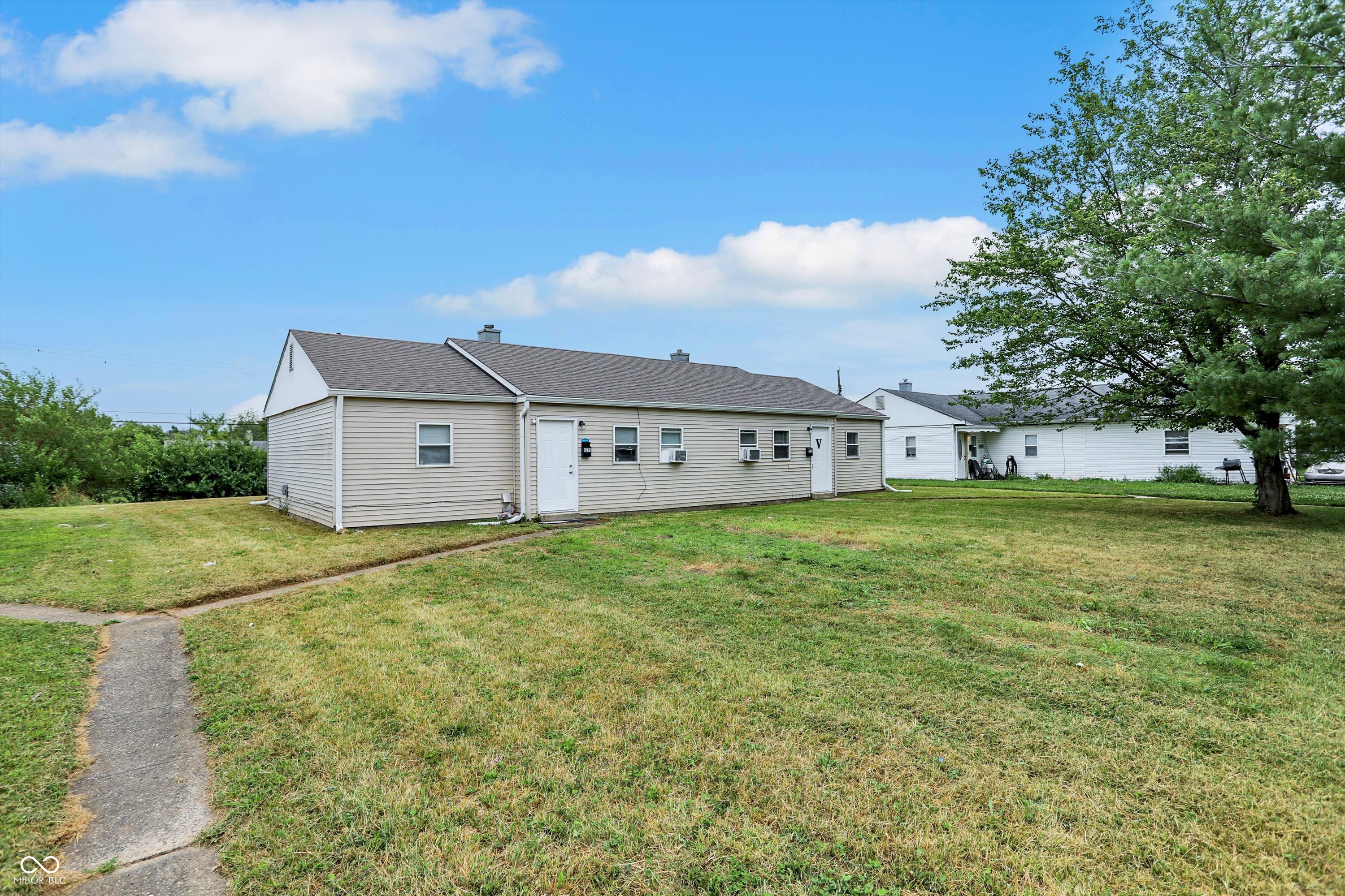 6213 Commodore Drive Indianapolis, IN 46219 - Photo 2 of 25