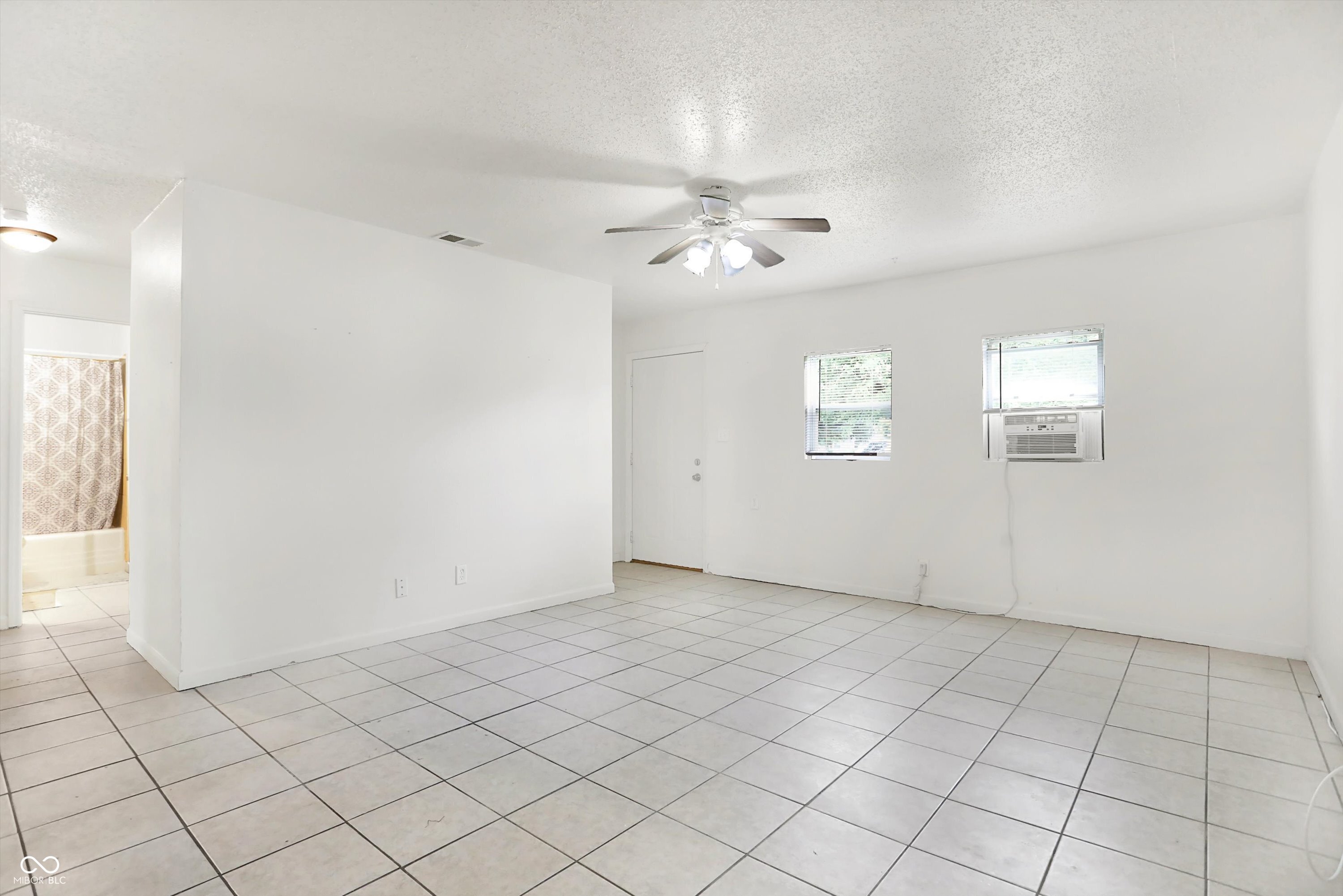 6213 Commodore Drive Indianapolis, IN 46219 - Photo 4 of 25