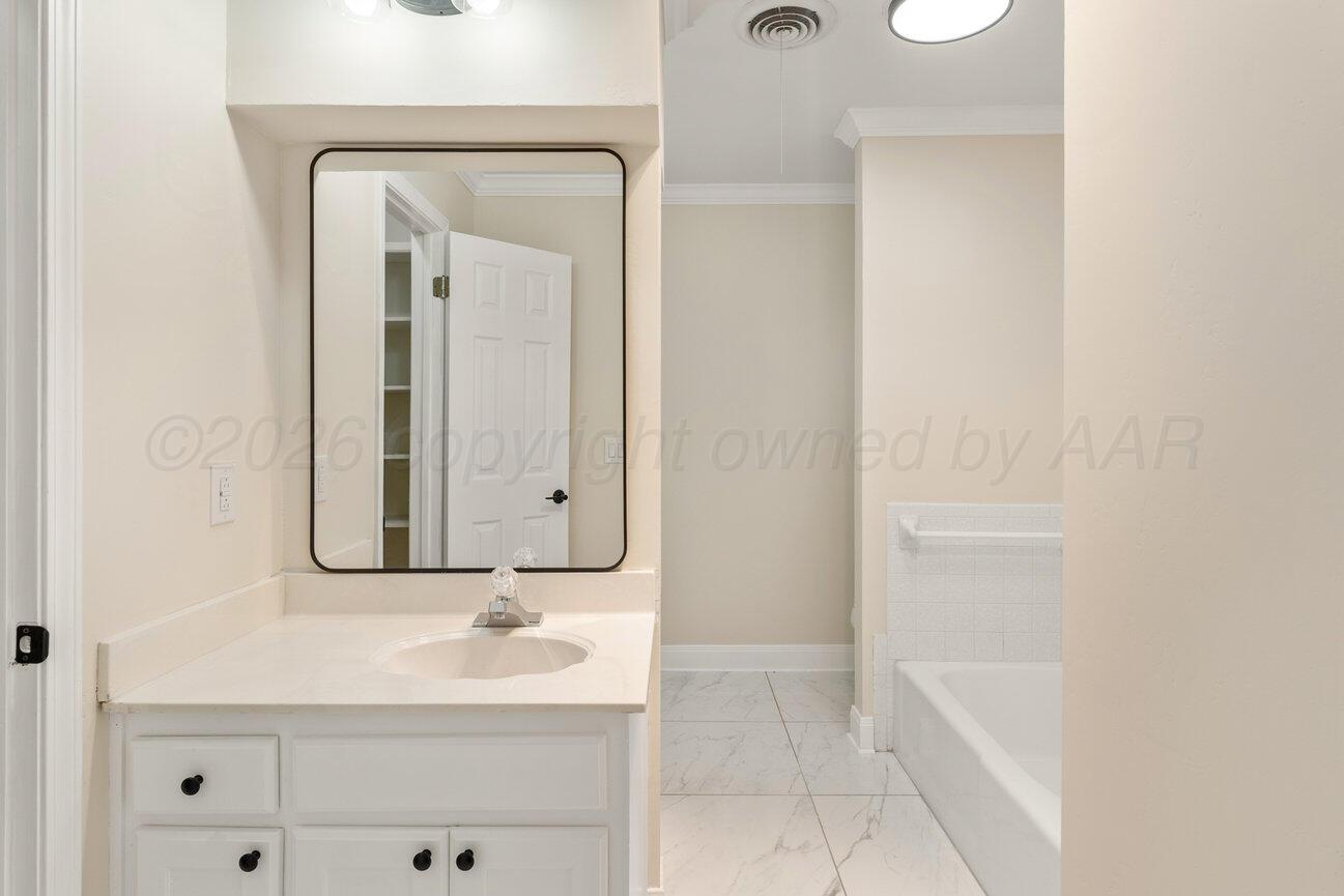 7204 Southwest 39th Avenue Amarillo, TX 79109 - Photo 28 of 51 a bathroom with a bathtub sink and mirror