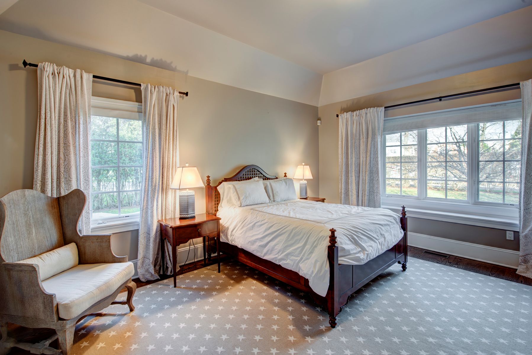 8 Pondview Lane East Hampton, NY 11937 - Photo 19 of 23 a spacious bedroom with a bed and a couch next to a window