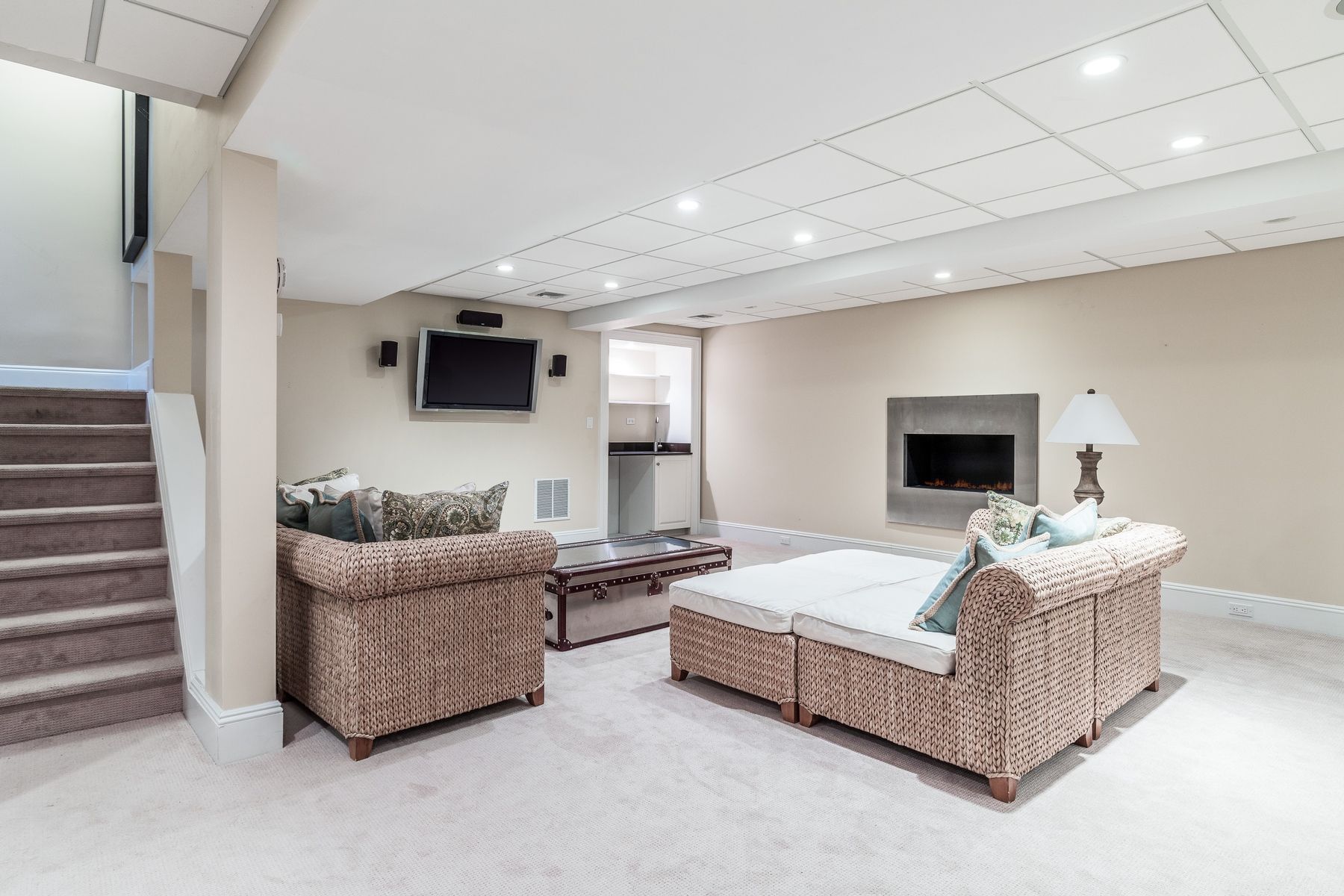 8 Pondview Lane East Hampton, NY 11937 - Photo 23 of 23 a living room with furniture and a flat screen tv