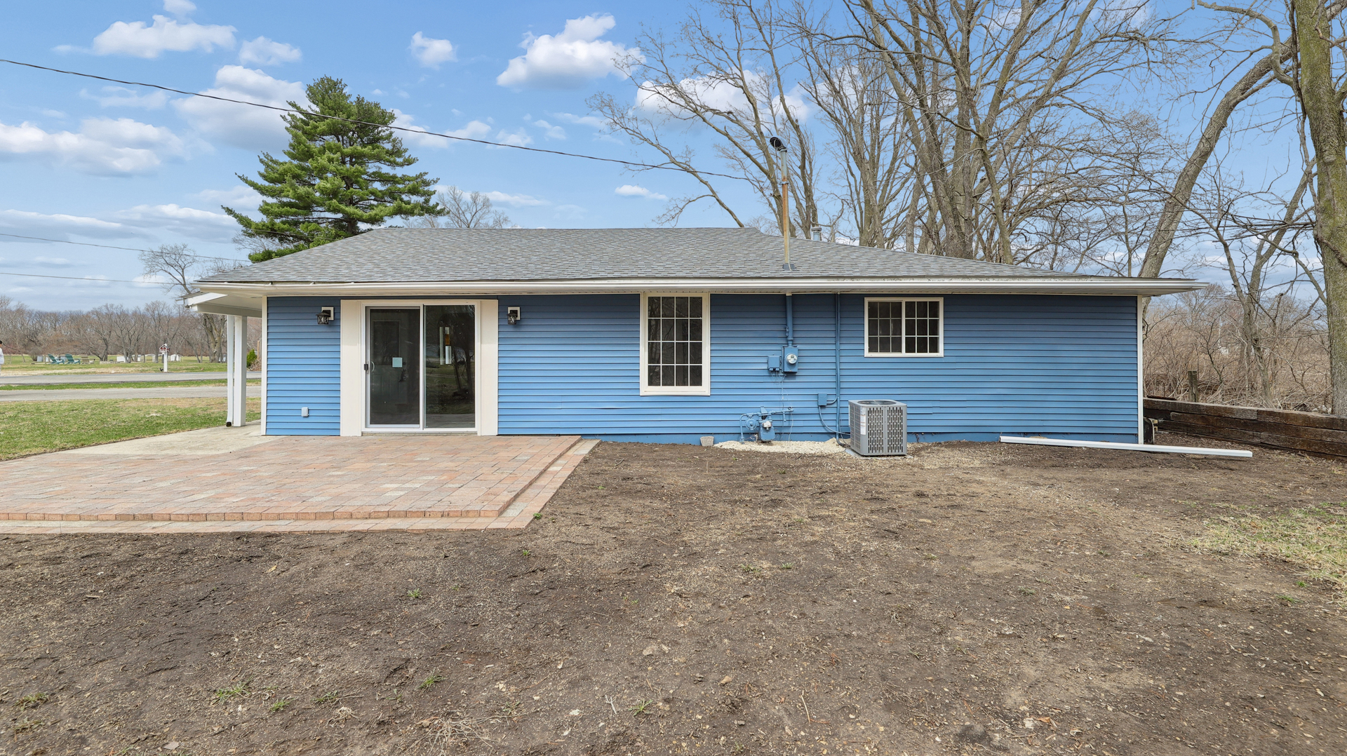 1624 Chicago Street Dixon, IL 61021 - Photo 5 of 29 a house with outdoor space