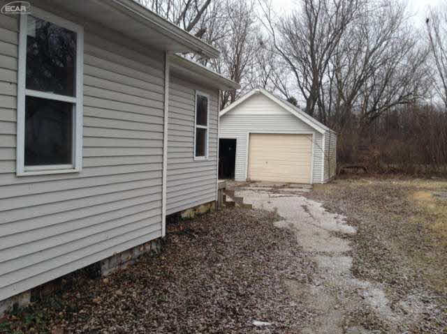 2043 Lavelle Road Flint, MI 48504 - Photo 2 of 18 20459545-1.JPG