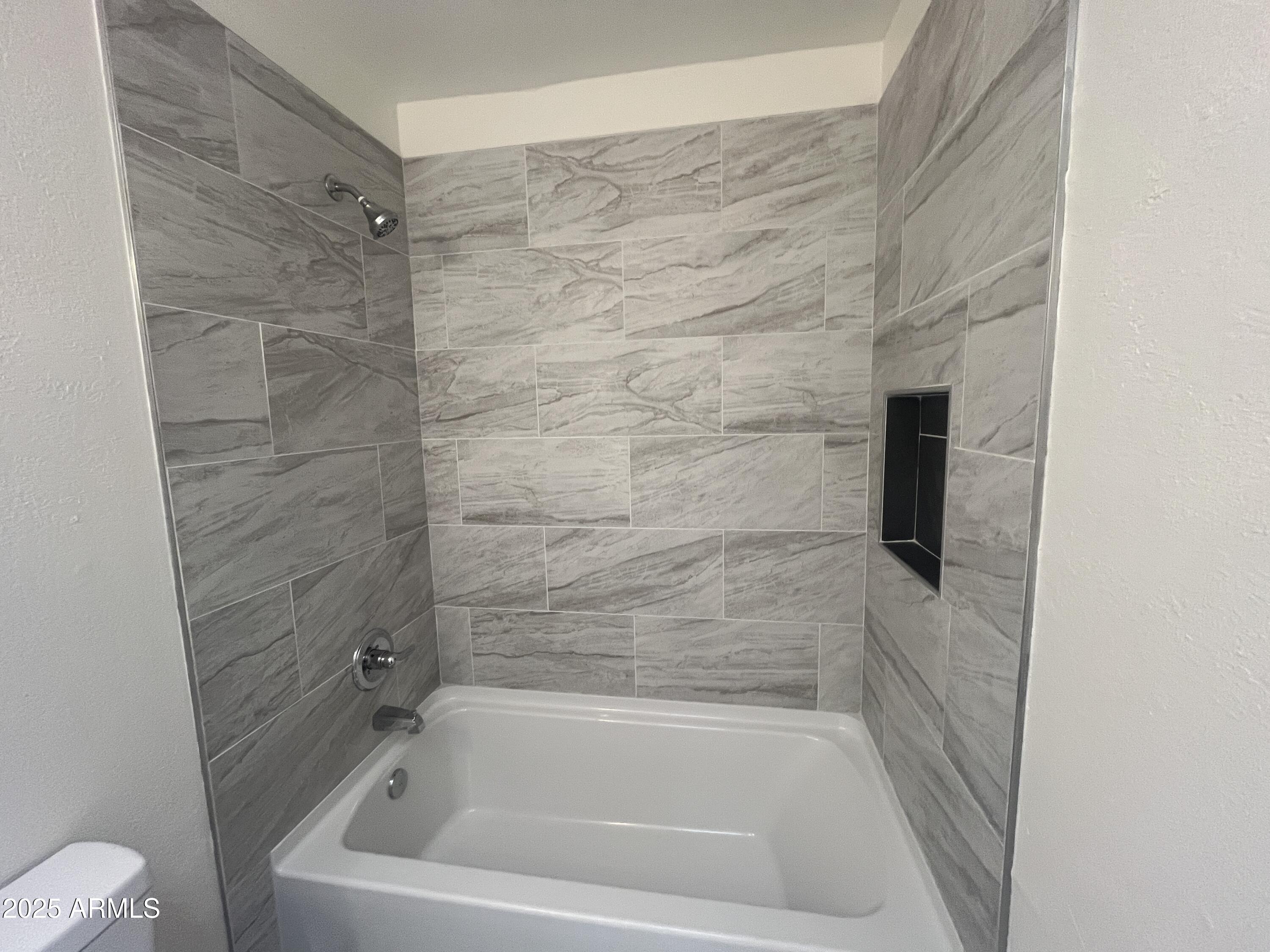 2075 11th Street Douglas, AZ 85607 - Photo 20 of 34 a bathroom with a bathtub