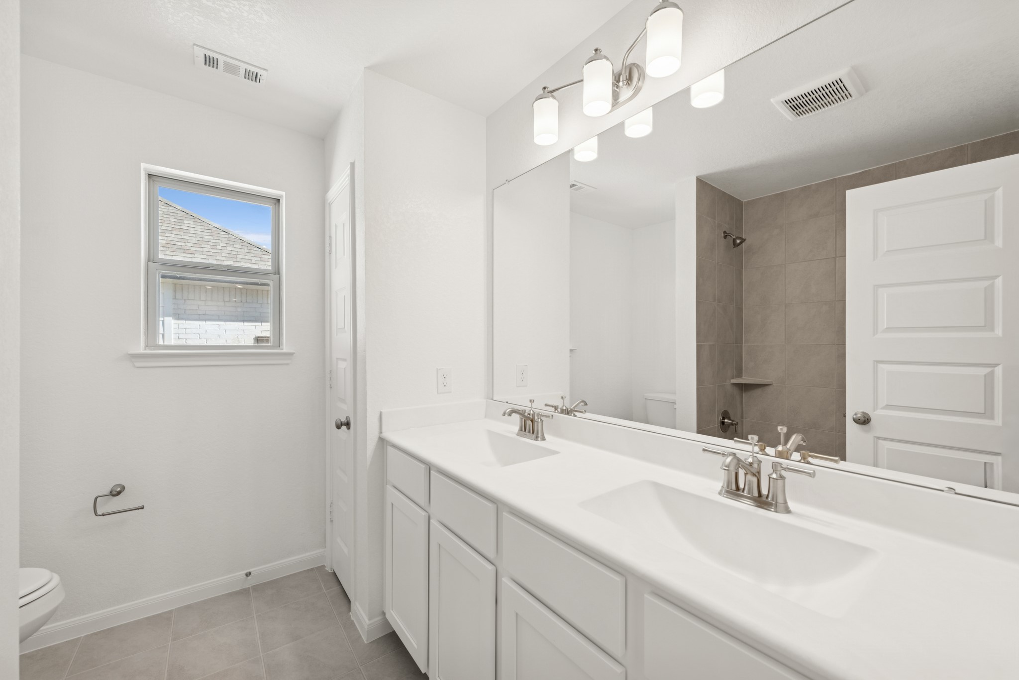 32303 Mimosa Ridge Lane Waller, TX 77484 - Photo 19 of 27 Hall bath (*Photo not of actual home and used for illustration purposes only.)