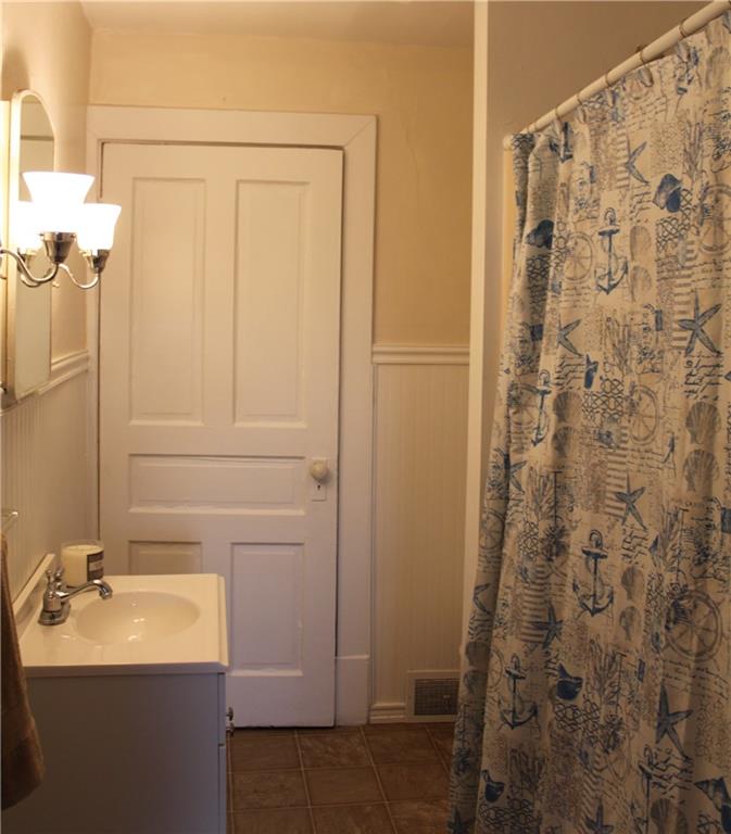 751 Freeport Road Creighton, PA 15030 - Photo 11 of 20 Full bath with large linen closet