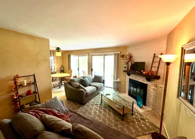 $245,000 | 22 Waterbury Lane, Unit N1, Schaumburg, IL 60193