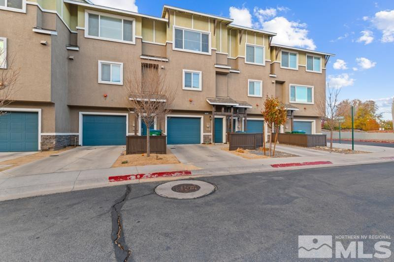 a white building that has a lots of windows on it