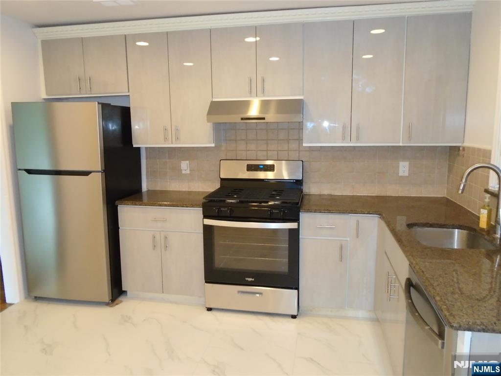 1038 Inwood Terrace Fort Lee, NJ 07024 - Photo 8 of 11