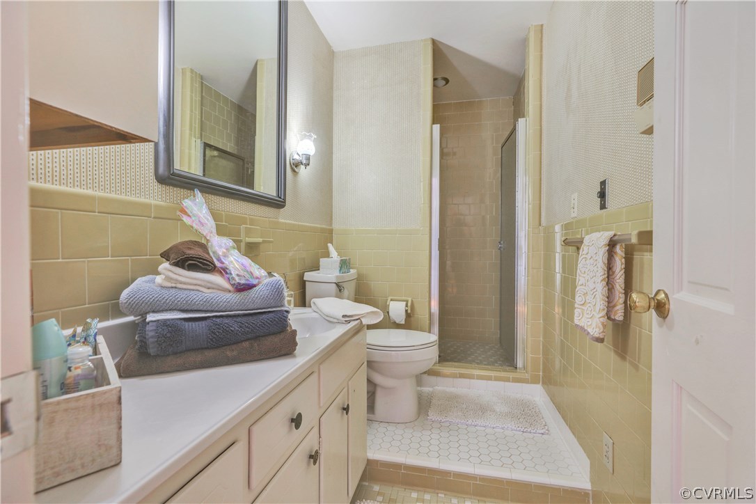 5503 Ruffin Road Prince George, VA 23875 - Photo 19 of 48 Retro upstairs full bath