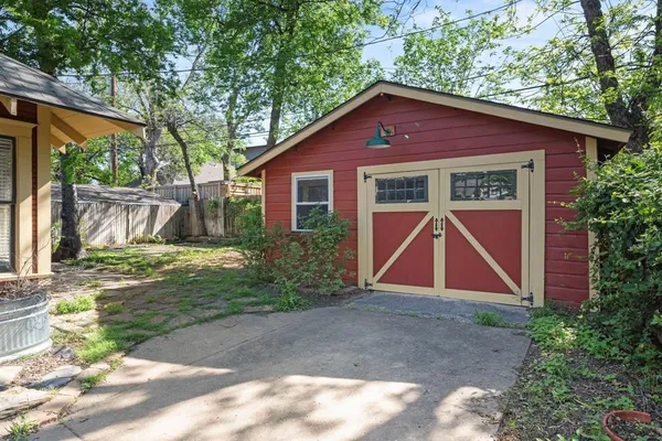 a view of front of a house with a yard