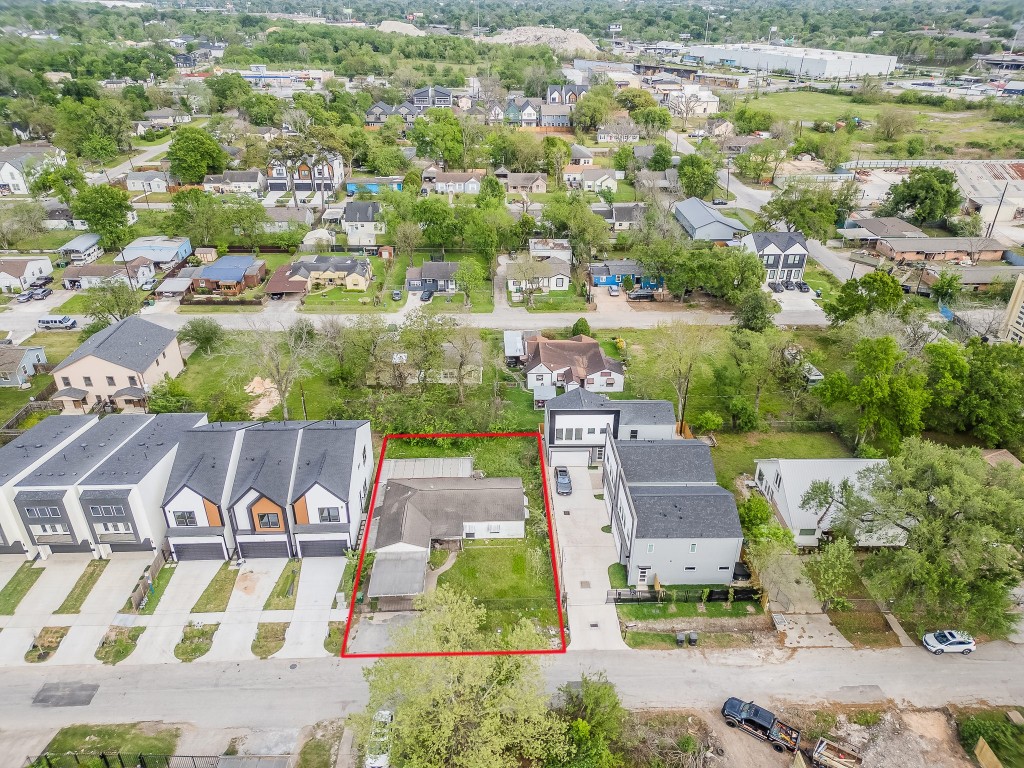 7121 England Street Houston, TX 77021 - Photo 6 of 13 an aerial view of residential houses with outdoor space and parking